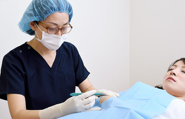 日本外科学会専門医の資格を持つ女性の院長が粉瘤手術を行います