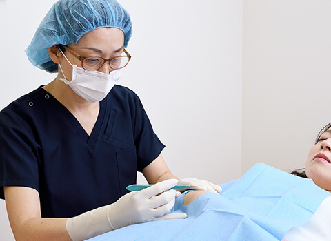 女性の日本外科学会専門医による外科手術